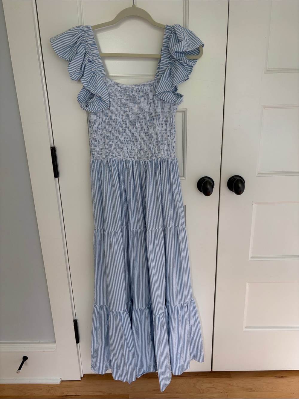8 Oak Lane flutter sleeve light blue and white seersucker maxi dress.   Size L